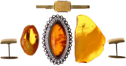 6 Teile Bernsteinschmuck: 4 Broschen und ein Paar Manschettenknöpfe.