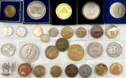 29 Stück: 25 Medaillen, 1 Abzeichen und 3 tschechische Silbermünzen ...