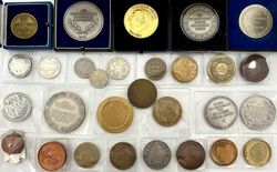 29 Stück: 25 Medaillen, 1 Abzeichen und 3 tschechische Silbermünzen ...