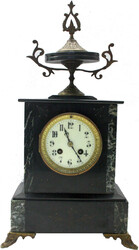 Dekorative Kaminuhr um 1900 im Marmorgehäuse mit Messingaufsätzen. ...