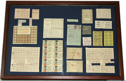 Restbestand einer größeren Einlieferung: Ausstellungskasten/Vitrine ...