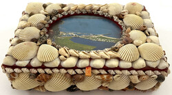 Muschelbesetzte Schmuckdose mit meist Modeschmuck, aber auch ein paar ...