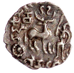 Drachme. Hirsch und Mann stehen sich gegenüber/Swastika, Hügel und ...