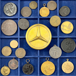 2 Münzschatullen mit 50 Medaillen, Abzeichen und Münzrepliken. ...