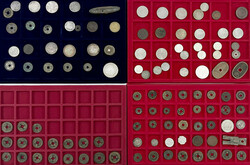 Münzkoffer mit 114 Münzen. Viel China, u.a. 27 X 10 Cash Mu Zong ...