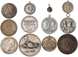 26 Medaillen, eine Lupe und eine Taschenuhr. Einiges Silber, u.a. ...