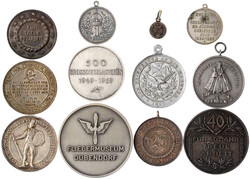 26 Medaillen, eine Lupe und eine Taschenuhr. Einiges Silber, u.a. ...