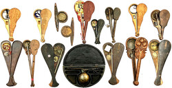 Sammlung von 15 Opiumwaagen in Holzkästen verschiedener Formen, ...