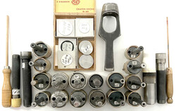 Karton mit 21 Durchschlag-Werkzeugen zur Erzeugung von runden ...