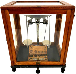 Apotheker-Feinwaage im verglasten Holzkasten. Dabei Holzschatulle mit ...