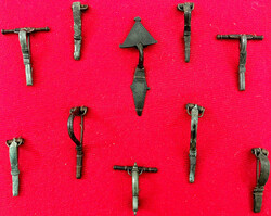 Präsentationstafel mit 10 Bronze-Fibeln der Römer und Goten. ...