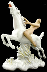 Porzellanfigur, nackte Amazone zu Pferd im Galopp. Hersteller ...