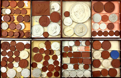 Große Sammlung von ca. 300 Porzellanmedaillen von der Weimarer Zeit ...