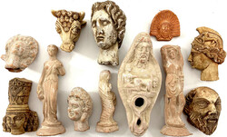 Sammlung von 12 meist Museumsrepliken antiker Artefakte der ...