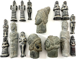 Karton mit 15 Repliken antiker Artefakte aus Serpentin und Bronze. ...