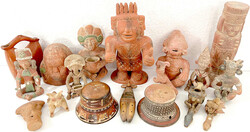 Sammlung von über 50 präkolumbischen meist Ton-Artefakten. Pfeifen, ...