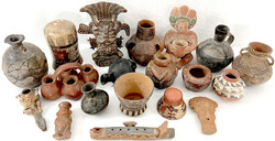 Sammlung von über 50 präkolumbischen meist Ton-Artefakten. Pfeifen, ...