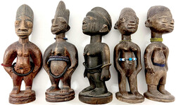 Nigeria, Stamm der Yoruba. 5 hölzerne Stammesfiguren. Höhe jeweils ...