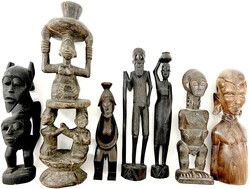 7 afrikanische Stammes-Holzfiguren. Stamm der Tschokwe in Angola und ...