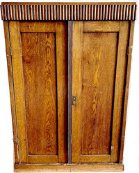 Hölzener Münzschrank, dunkel gebeiztes Nadelholz. Höhe 101 cm, ...