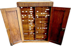 Hölzener Münzschrank, dunkel gebeiztes Nadelholz. Höhe 101 cm, ...
