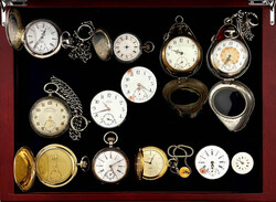 Schatulle mit 8 alten Taschenuhren (teils Silber), 10 Uhrenketten und ...