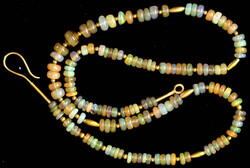 3 Schmuckteile des Goldschmieds Lars Jensen in Selk: Glasperlenkette ...