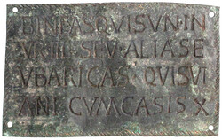 Rechteckiges Bronzeschild (in den Ecken gelocht) mit gravierter ...