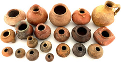 Sammlung von 20 Keramik-Gefäßen, überwiegend präkolumbianisch. ...