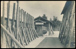 Kurume, Foto-Ansichtskarte mit seltener Innenansicht des Lagers (Zaun ...