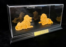 Miscellaneous. Jade and Gold Jewelry. A pair of HSBC gold-leaf lion ...