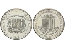 30 Pesos. 1977. 77,79 grs. AR. 30 aniversario Banco Central. KM-46. ...
