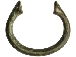 Manilla popo (dinero brazalete de esclavos). Siglos XVII.-XVIII. ...