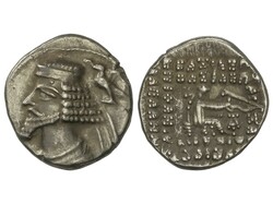 Dracma. 38-3 a.C. PHRAATES IV. PARTIA. Anv.: Busto con barba y ...