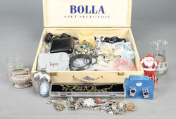 550.70: Jewelry, Lots