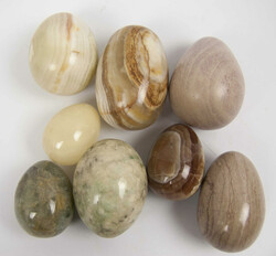 Lot Steineier, verschiedene Arten und Größen. Insgesamt 8 Stück.