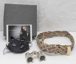 Lot Accessoires, dabei Soy Como Soy - Hut, Gürtel, Opernglas mit ...