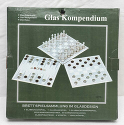 Brettspielsammlung (Schach, Dame, Backgammon) im Glasdesign. Auf ...
