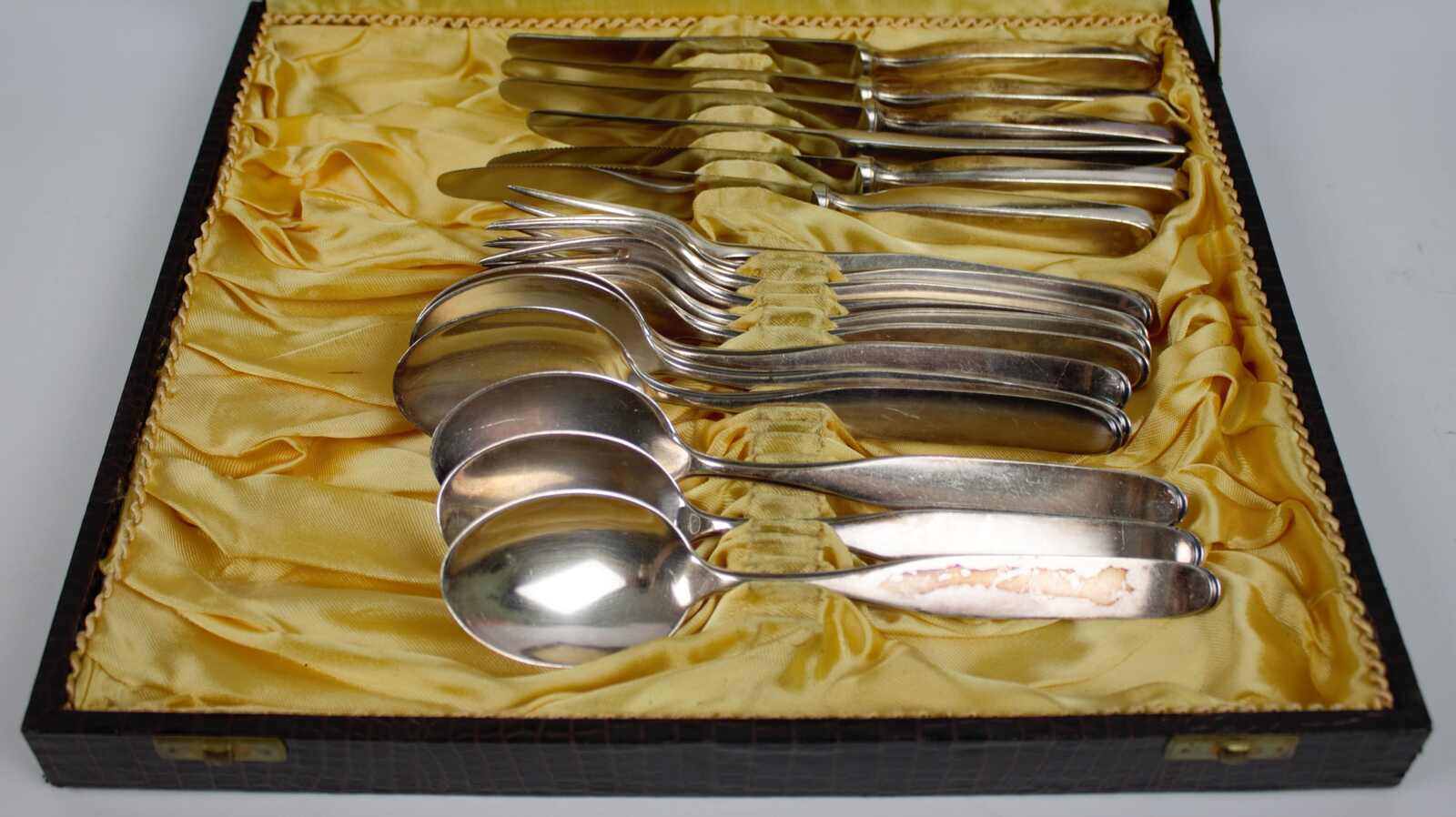 Versilbertes Besteck Set, bestehend aus 6 Löffel, 6 Gabeln und 6 ...