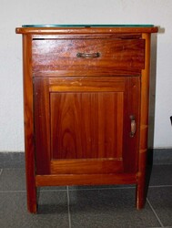 Nachttisch mit Glasplatte, 1 Schublade, 1 Tür. Höhe ca. 64,5cm, ...