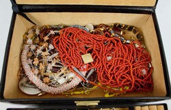 Lot Modeschmuck in Schatulle aus AuflösungAutomatically generated ...