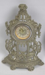 Lot Uhren, bestehend aus 1 kleinen Standuhr sowie 1 Wanduhr aus Zinn. ...