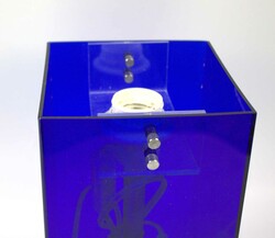 Retro 70/80er Jahre Lampe mit Metallfuß und blauem Plastikschirm. ...