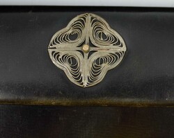 kleine Leder Umhängetasche mit filigranem Ornament aus Metall oder ...