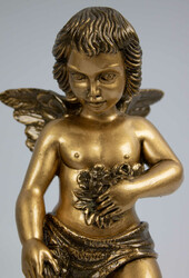dekorative Figur "Putto auf Sockel der Blumen hält" seitlich BJ. ...