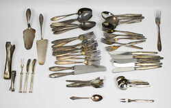 Lot Versilbertes Besteck: Gabel, Löffel, etc. beträgt 2,75 Kg, ...