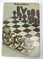 Design Schachspiel "Rekreation" mit Figuren aus Metallteilen. Die ...
