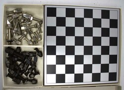 Design Schachspiel "Rekreation" mit Figuren aus Metallteilen. Die ...