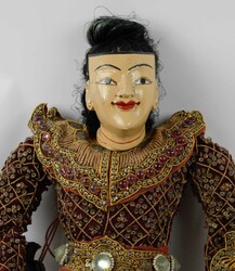 Burmesische Marionette, Yoke thé, handgenähtes Kleid, geschnitzt. ...