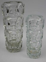 2 hektagonale Vasen aus schweren stabilen Bleiglas. Entworfen von ...